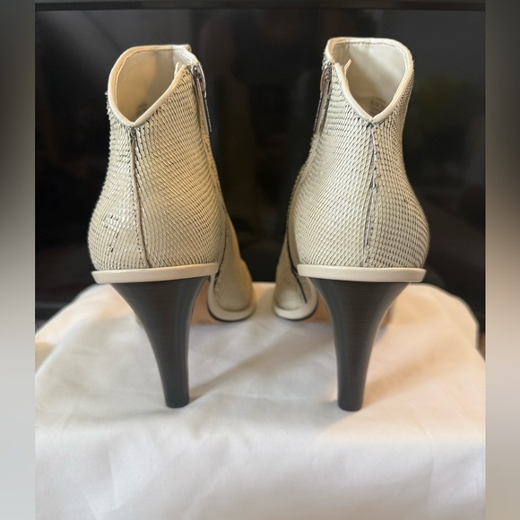 BRAND NEW Vince Camuto Cream Finndayas Peep-Toe Bootie - Picture 5 of 8